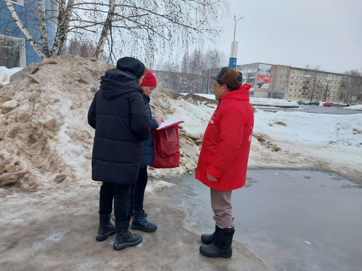 Чернушинское местное отделение КПРФ провело одиночный пикет и сбор подписей в рамках Народного Референдума