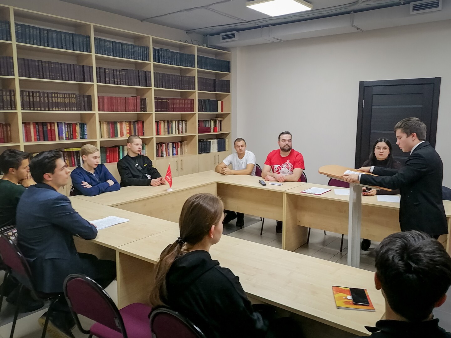 Ленинский комсомол провел круглый стол на День рождения Фридриха Энгельса