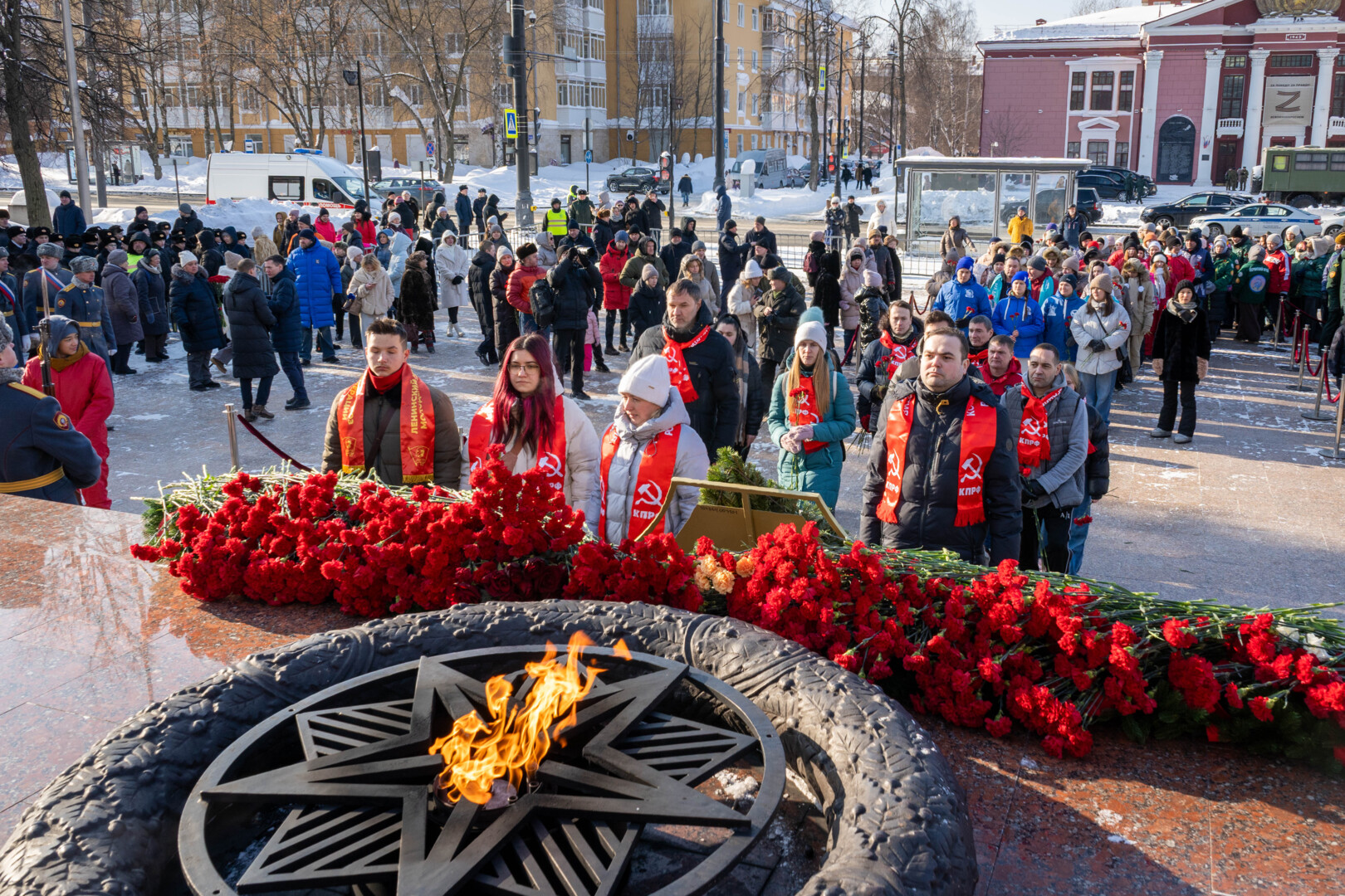 Возложение цветов к мемориалу Уральскому добровольческому танковому корпусу