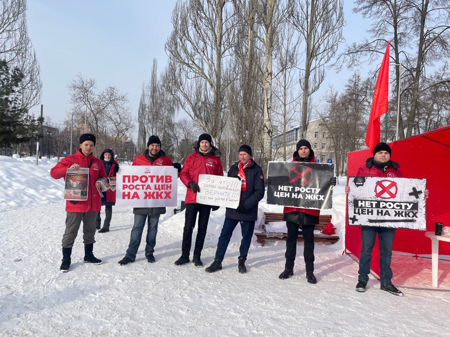 В Перми состоялся пикет, организованный коммунистами в поддержку законодательных инициатив фракции КПРФ в Госдуме.